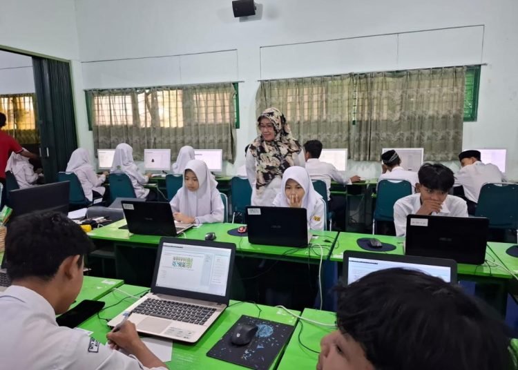 Pengawas Tryout ASPD MTsN 6 Bantul Memastikan Kelancaran Siswa Mengerjakan Asesmen 1 WhatsApp Image 2025 02 19 at 13.28.18