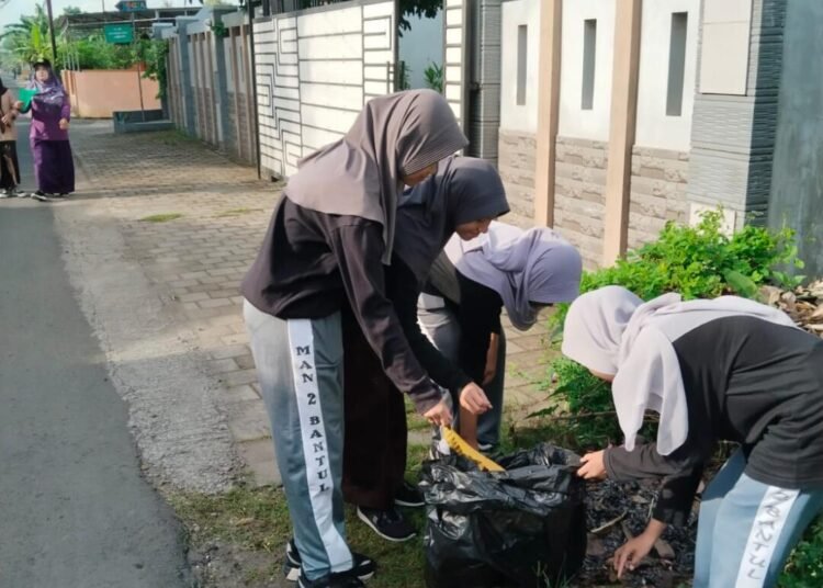 Aksi Bersih-Bersih: Kegiatan Siswa MAN 2 Bantul di Peringatan Hari Peduli Sampah Nasional 2025 1 WhatsApp Image 2025 02 21 at 09.00.28