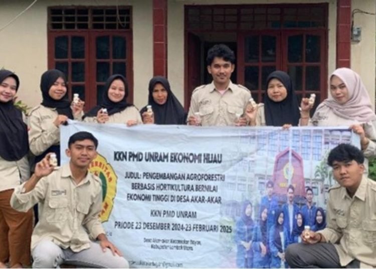 Mahasiswa KKN PMD Unram Edukasi Warga Akar-Akar Produksi VCO Mandiri 1 Mahasiswa KKN PMD Universitas Mataram Desa Akar-akar