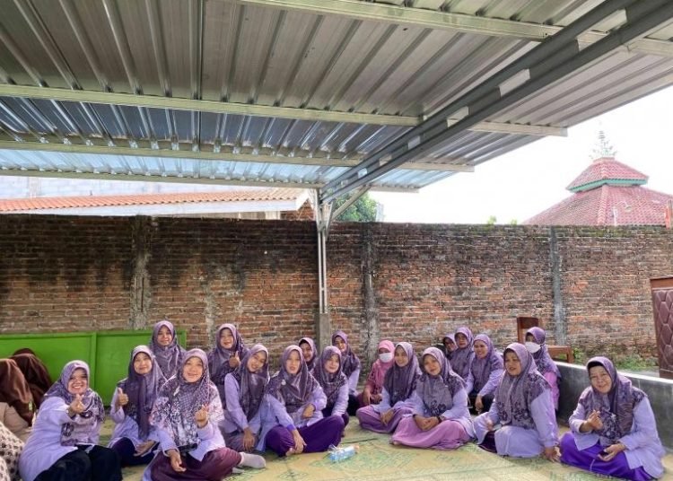 Ungu Telang: Guru MAN 2 Bantul Kompak Kenakan Seragam Ungu Telang dalam Pengajian Isra' Mi'raj 1 whatsapp image 2025 01 29 at 10 50 53 679ae71c34777c0b9242d162