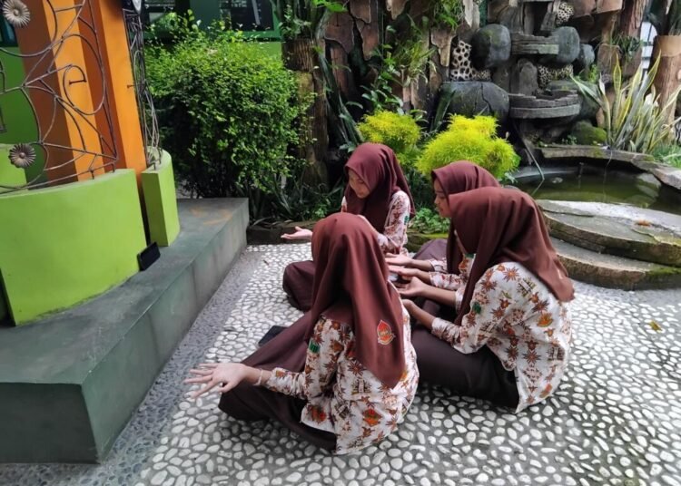 Siswa Kelas 7B MTs N 6 Bantul Antusias Praktik Membuat Video Tembang Dolanan 1 1000001898