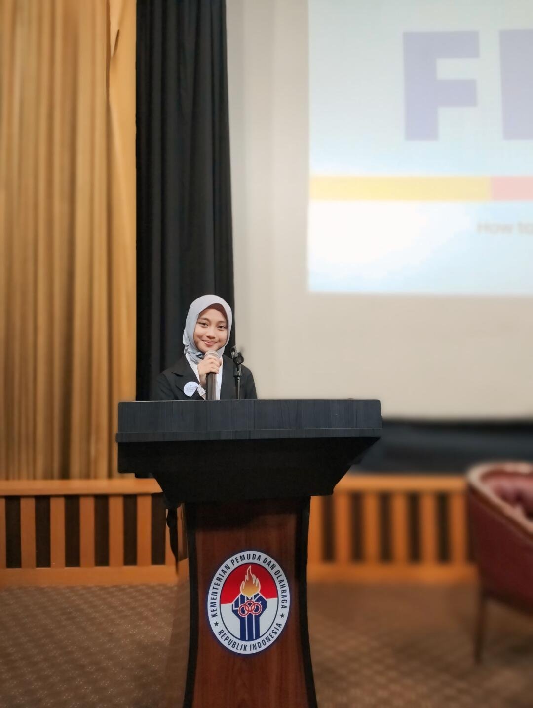 Ayu Khalafatul I, pelajar berprestasi yang berperan besar dalam pendidikan dan pemberdayaan pemuda 1 Foto: Ayu Khalafatul I di acara FPU-C Kemenpora. (instagram.com/skyflowerayusea)