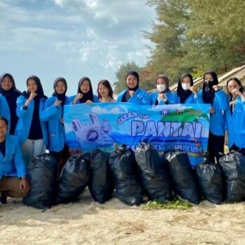 Foto Mahasiswa Fakultas Hukum UBB di Pantai Pukan 1 350x350 1