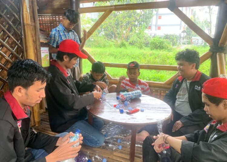 Foto bersama anak-anak Desa Tegalgondo