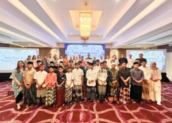 Foto jajaran management dan karyawan Platinum Adisutjipto Hotel Yogyakarta bersama anak - anak Panti Asuhan Al Latif