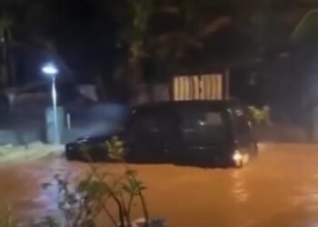 Salah satu mobil yang terseret arus banjir di Wukirsari Bantul