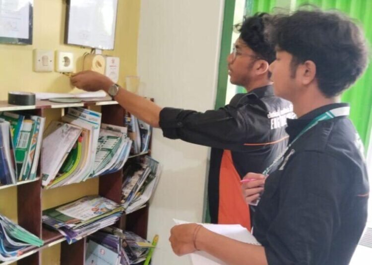 Kerja Nyata: Mahasiswa Magang UNY Lakukan Pengecekan Jaringan Listrik di MAN 2 Bantul 1 WhatsApp Image 2025 02 24 at 05.29.49 768x1024 1