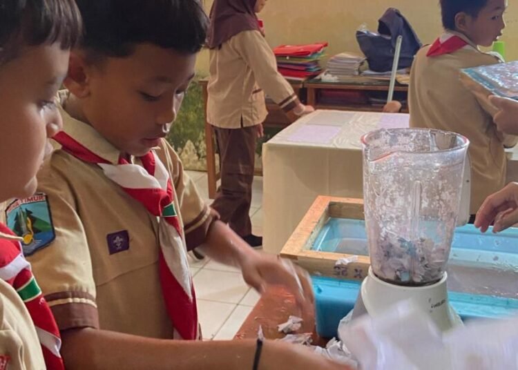 Mahasiswa PMM UMM Ajarkan Daur Ulang Kertas Bekas di SDN 01 Sidodadi 1 Membuat Daur Ulang dari kertas bekas