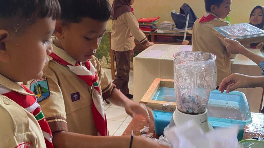 Membuat Daur Ulang dari kertas bekas