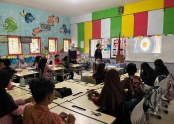 Belajar Hukum Jadi Menyenangkan : Mahasiswa PMM UMM Sosialisasi Lewat Film Edukasi Kepada Siswa-Siswi SDN 1 Tlekung 1 Sosialisasi dan Penayangan Film Edukasi