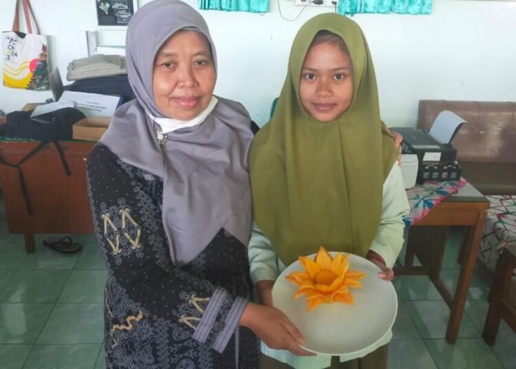 Siswa IXE MTsN 6 Bantul Kreatif Manfaatkan Pepaya Mengkal untuk Membuat Tiruan Bunga Teratai 1 WhatsApp Image 2025 03 14 at 09.14.39 1