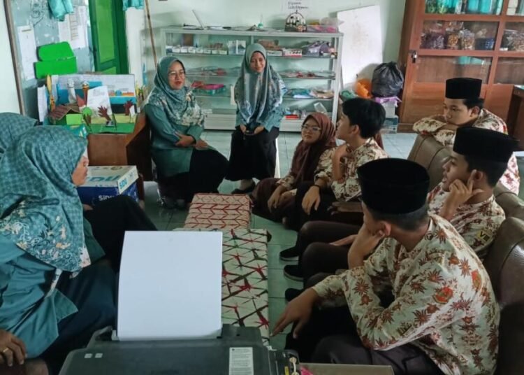 Kolaborasi Tim Inti dan OSIM MTsN 6 Bantul Siapkan Takzil On The Road 1 WhatsApp Image 2025 03 14 at 10.57.50