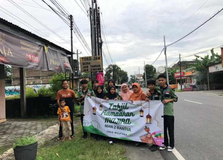 Kegiatan "Majira" (MANDABA Berbagi Takjil Ramadhan) 1446 H OSIS MAN 2 Bantul 1 WhatsApp Image 2025 03 19 at 10.42.29