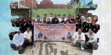 Dynamic Production Mahasiswa Ilmu Komunikasi UIN Raden Fatah Palembang berfoto bersama dalam kegiatan "Aku Kamu Bercerita" edisi Ramadhan di Panti Asuhan Siti Balqis