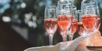 Menikmati Rose Champagne dengan Steak: Kombinasi yang Tak Terduga