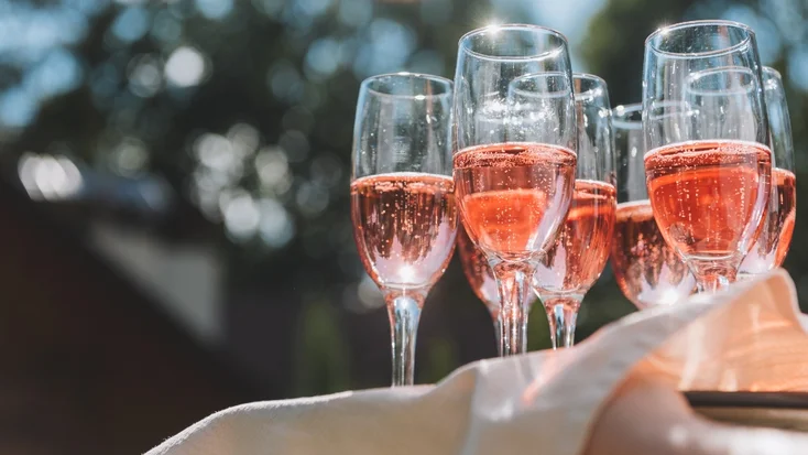 Menikmati Rose Champagne dengan Steak: Kombinasi yang Tak Terduga