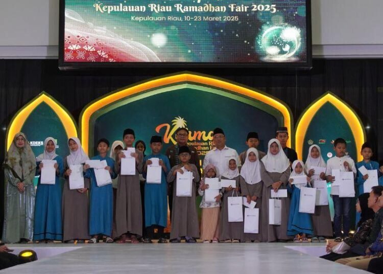 KURMA 2025: Inovasi Bank Indonesia Kepri Dorong Ekonomi Syariah di Bulan Ramadan 1 Wakil Gubernur Kepri, Nyanyang Haris Pratamura bersama Kepala BI Kepri, Rony Widijarto P.,dalam acara penutupan KURMA 2025 di Mega Mall Batam. (Foto: Humas BI kepri)