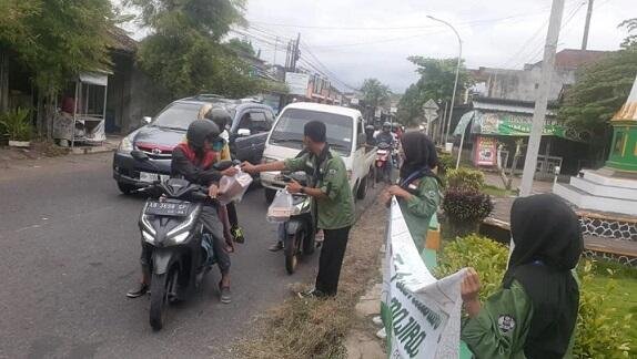 Berbagi Untuk Sesama: OSIS MAN 2 Bantul Bagikan 390 Paket Takjil 5 takjil2 1024x576 1