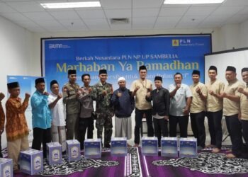 PT PLN Nusantara Power Unit Pembangkitan Sambelia Salurkan Bantuan Sembako dan Santunan Anak Yatim di Desa Padak Guar pada Acara Berkah Nusantara.