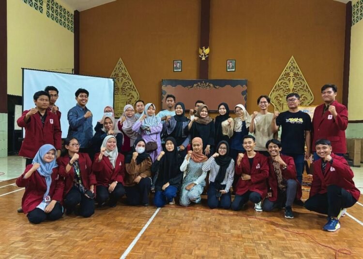 Rempah Nusantara Jadi Kunci Gaya Hidup Sehat: Mahasiswa PPG IVET Edukasi Warga Palebon 1 Foto bersama dengan Karangtaruna Abisatya Palebon