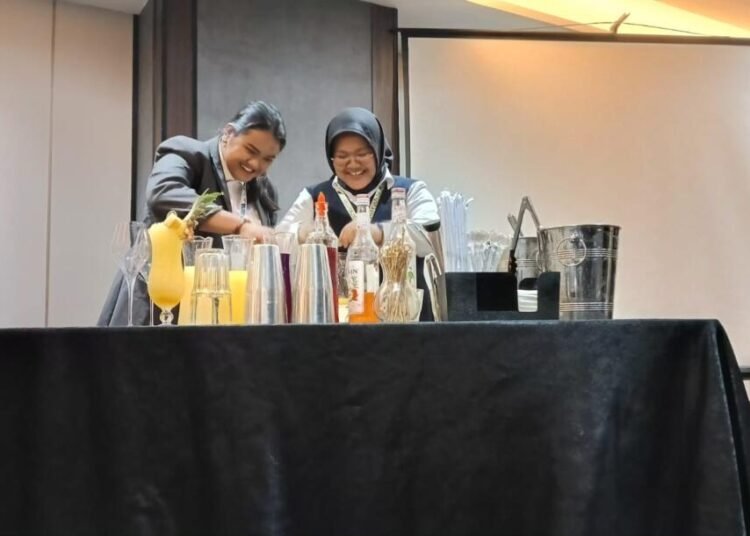 Mahasiswa Bispro UPNVJT Latih Etika Profesional di Hotel Platinum 1 Dokumentasi praktik membuat cocktail
