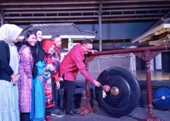 Peresmian Re Inkarnasi Cinta Roro Jonggrang yang dilakukan oleh Wakil Walikota Yogyakarta Wawan Harmawan dengan ditandai pemukulan gong ( Doc : Yusuf Nurrifai)