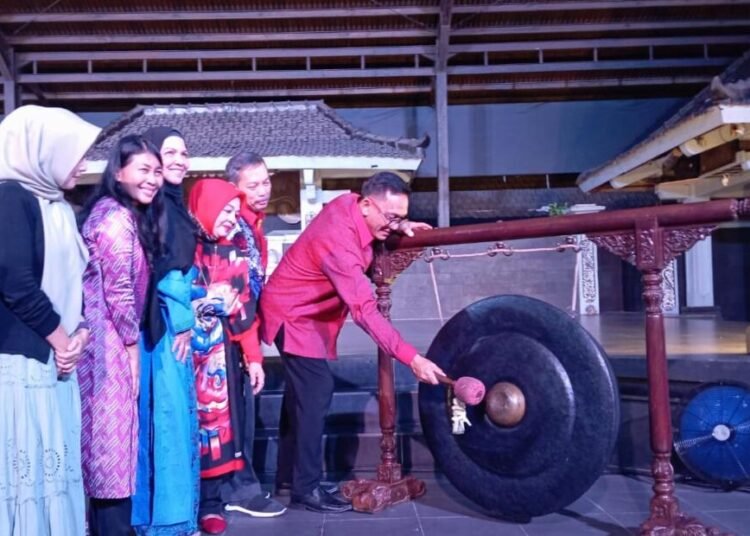 “Re-Inkarnasi Cinta Roro Jonggrang” Resmi Diluncurkan 1 Peresmian Re Inkarnasi Cinta Roro Jonggrang yang dilakukan oleh Wakil Walikota Yogyakarta Wawan Harmawan dengan ditandai pemukulan gong ( Doc : Yusuf Nurrifai)