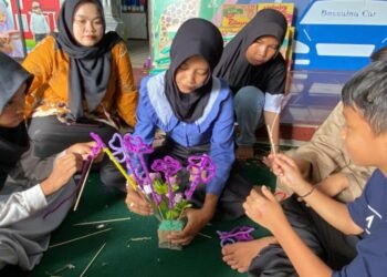 Kreatif dan Terampil: Mahasiswa PPG Calon Guru Bahasa Indonesia B Kelompok 2 Bina Anak Panti Lewat Pelatihan Buket Bunga 1 IMG 20250422 WA0026
