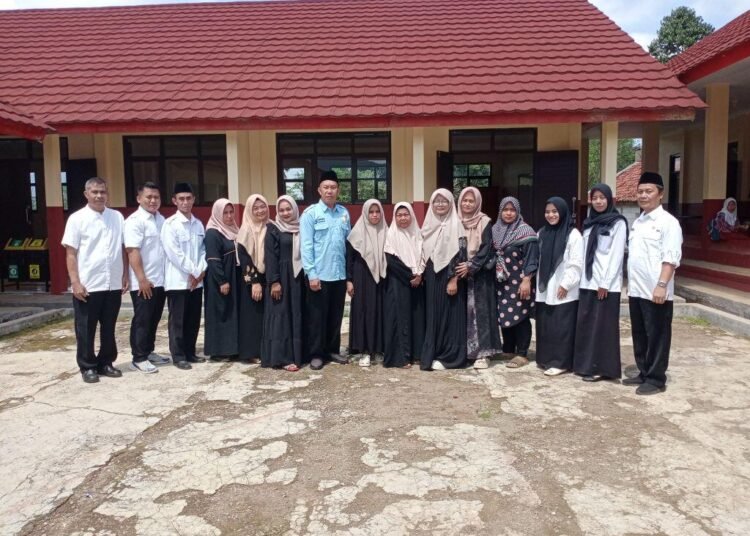 Photo Bersama Pengurus Paguyuban dengan Kepala Satuan dan Dewan Guru SDN Leuwihalang