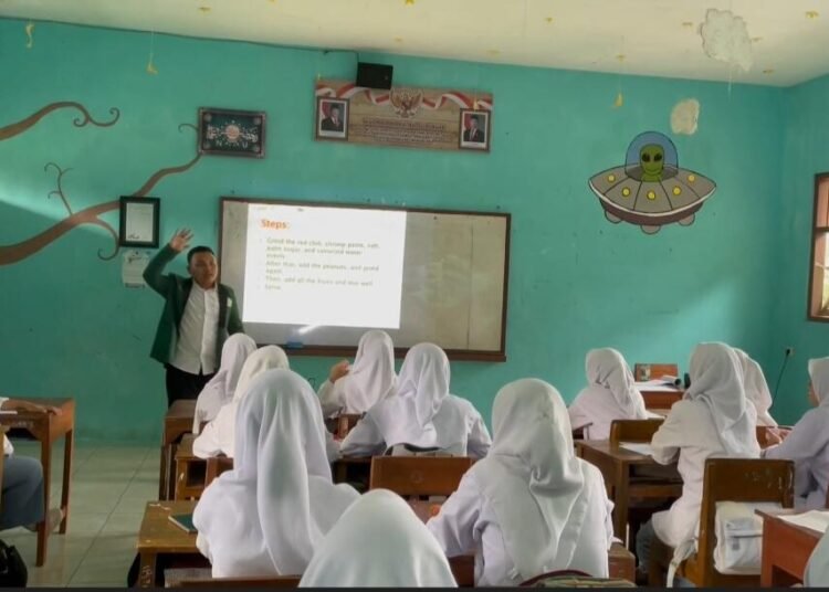 Mahasiswa UNU Purwokerto saat praktek mengajar