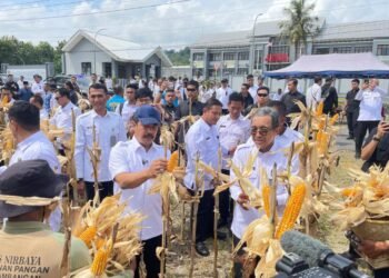 Menteri Imigrasi dan Pemasyarakatan Ikut Panen Perdana Ketahanan Pangan di Nusakambangan 1 WhatsApp Image 2025 04 18 at 09.28.54