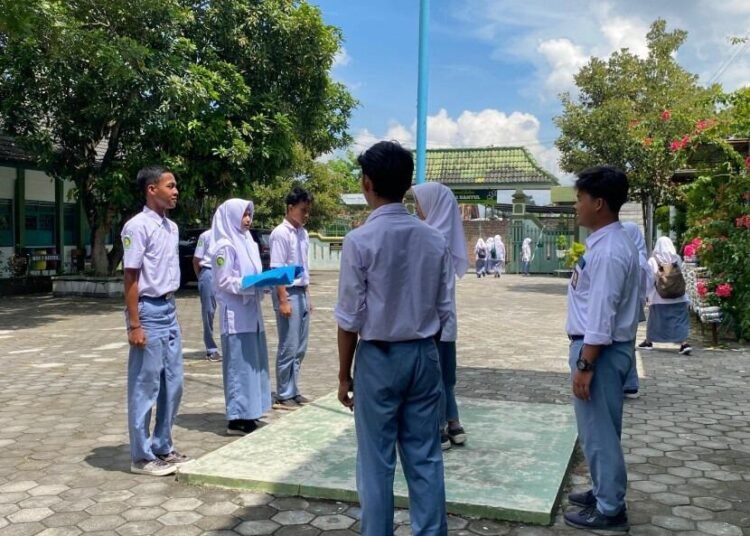 Apel Hari Kartini: Latihan Upacara Kelas XC MAN 2 Bantul Penuh Semangat 1 WhatsApp Image 2025 04 22 at 08.00.24