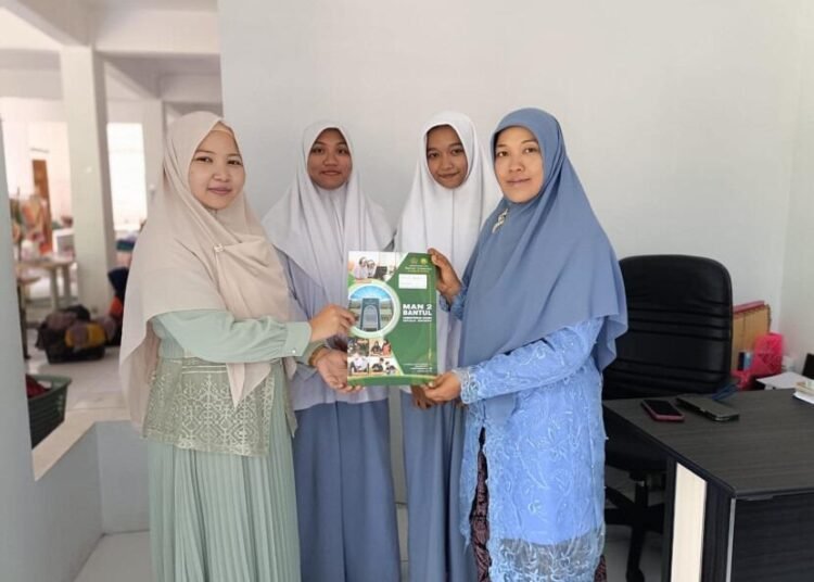 Dari Kelas ke Dunia Nyata, Move On Konveksi Sambut Dua Siswi MAN 2 Bantul 1 WhatsApp Image 2025 04 22 at 10.52.44