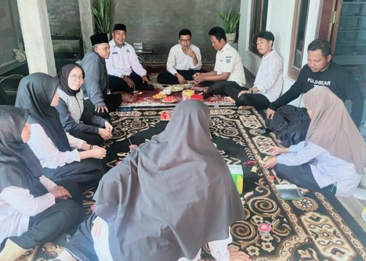 Kuatkan Rasa Kekeluargaan, Kepala TU MTsN 6 Bantul Jenguk Putra Pegawai yang Sakit 1 WhatsApp Image 2025 04 23 at 14.34.08