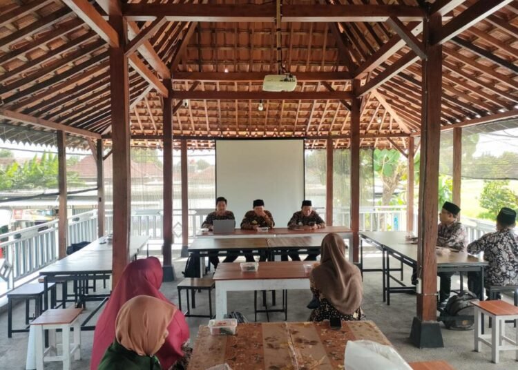 Guru Akidah Akhlak MTsN 6 Bantul Hadiri Pertemuan MGMP Akidah Akhlak se-Kabupaten Bantul 1 WhatsApp Image 2025 04 23 at 20.32.41