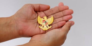 Hand with Garuda Pancasila, Indonesia's Nastional Symbol. Indonesia independence day 17th August. Isolated on white
(sumber: https://www.istockphoto.com/id/foto/bergandengan-tangan-dengan-garuda-pancasila-simbol-nastional-indonesia-hari-gm1410474503-460658288)