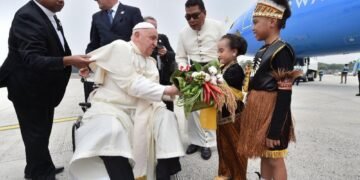 Sumber: Google, https://id.images.search.yahoo.com/search/images;_ylt=AwrtisTmXgZoT0MGJ4nNQwx.;_ylu=c2VjA3NlYXJjaARzbGsDYnV0dG9u;_ylc=X1MDMjExNDczMzAwNQRfcgMyBGZyA21jYWZlZQRmcjIDcDpzLHY6aSxtOnNiLXRvcARncHJpZANBdVNvRjAyZVNBcTBza3RNbU8ybUdBBG5fcnNsdAMwBG5fc3VnZwM5BG9yaWdpbgNpZC5pbWFnZXMuc2VhcmNoLnlhaG9vLmNvbQRwb3MDMQRwcXN0cgMEcHFzdHJsAzAEcXN0cmwDMjgEcXVlcnkDcGF1cyUyMGZyYW5zaXNrdXMlMjBrZSUyMGluZG9uZXNpYQR0X3N0bXADMTc0NTI0ODEwMA--?p=paus+fransiskus+ke+indonesia&fr=mcafee&fr2=p%3As%2Cv%3Ai%2Cm%3Asb-top&ei=UTF-8&x=wrt&type=E210ID885G0#id=158&iurl=https%3A%2F%2Fimages.bisnis.com%2Fposts%2F2024%2F09%2F03%2F1796586%2Fkarangan_bunga_untuk_paus_fransiskus_1725354855.jpg&action=click