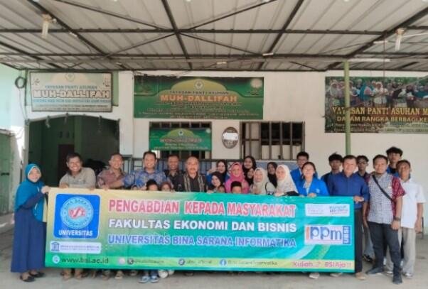 Minggu, 11 Mei 2025 FEB, Universitas Bina Sarana Informatika mengadakan Pengabdian Masyarakat di Panti Asuhan Muh Dalifah Tangerang, sebagai wujud Tridarma Perguruan tinggi kepada masyarakat. Pengabdian kali ini mengambil tema “Pelatihan Peningkatan Kapasitas Wirausaha bagi Anak Asuh”. Meningkatnya kebutuhan ekonomi dan tatanan kehidupan masyarakat semakin maju, mendorong terjadinya perubahan perilaku masyarakat dalam memenuhi kebutuhan barang dan jasa yang dikonsumsi. Diperlukan kratifitas dan daya juang optimal dalam memenuhi kebutuhan sandang dan pangan, terutama dikalangan panti asuhan. Sumber pendapatan hanya berharap dari uluran tangan donatur perlu didukung dengan jiwa wirausaha dengan berbagai peluang bisnis. Begitu pula para wirausaha hakikatnya dapat membaca berbagai peluang bisnis sumber cuan dikalangan panti.. Untuk itu para pebisnis diharapkan memunculkan berbagai produk barang dan jasa dengan memanfaatkan kekuatan sumberdaya dipanti asuhan guna meningkatkan kesejahteraan panti. Jumlah penduduk Indonesia mencapai 221 juta lebih menjadi segmen konsumen yang sangat potensial, untuk itu dibutuhkan kreatifitas dan semangat wirausaha yang tangguh. Kewirausahaan merupakan suatu sikap kemampuan, jiwa, dan mental yang selalu aktif guna mengkreasi hal baru yang sangat berguna dan bernilai bagi orang lain, diri, serta meningkatkan pendapatan. Selain itu, kewirausahaan juga kemampuan kreatif dan inovatif yang dijadikan dasar, kiat, dan sumber daya untuk mencari peluang menuju sukses. Berwirausaha sebaiknya dimulai dari dini dan juga dimulai dari bangku sekolah menengah. Sehingga kegiatan pengabdian masyarakat ini diharapkan menjadi salah satu usaha untuk menumbuhkan motivasi dan kreativitas wirausaha dilingkungan anak asuh pada Panti Asuhan Muh Dalifah, dan diharapkan peserta dapat memulai usaha sejak dibangku sekolah. Dengan demikian anak panti tidak hanya mahir ilmu agama tetapi ahli dalam bisnis, kelak menjadi wirausaha pada usaha UMKM dalam skala mikro maupun makro. Melalui pelatihan ini, para pimpinan, Pembina dan anak asuh Panti Asuhan Muh Dalifah dapat memanfaatkan waktu luang dan fasilitas dilingkungan panti untuk menciptakan sesuatu melalui kreatifitas dan sumber daya yang ada. Menghasilkan produk melalui daur ulang sampah, membuat kerajinan tangan dari bahan limbah pabrik, atau menghasilkan uang melalui jasa kuliner yang ditawarkan kemasyarakat sekitar. Untuk pemasaran bisa memanfaatkan fasilitas internet melalui media sosial. Bisa juga memasarkan produk-produk kerajinan tangan anak asuh menggunakan aplikasi e-commerce. Pengabdian masyarakat ini terdiri dari Peter Rajagukguk sebagai ketua dan Syukron sazly, Hardani, serta Seno Sudarmono Hadi sebagai Tutor. Juga melibatkan beberapa orang mahasiswa dalam memberikan pelatihan kepada peserta. Sebagai penutup Ibu Kuntati selaku pimpinan Panti Asuhan Muh Dalifah mengucapkan terimakasih atas kegiatan pengabdian ini, kiranya diwaktu yang akan datang dapat memberikan pelatihan dengan topik-topik yang berbeda dan bermanfaat untuk kemajuan anak asuh di panti muh dalifah, tuturnya.(Peter)