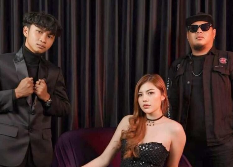 Fajar Sadboy bareng Julia Vio dan DJ Ronny Rilis Lagu "Papa Gula" 1 Fajar Sadboy bareng Julia Vio dan DJ Ronny rilis lagu Papa Gula. (Dok. Istimewa)