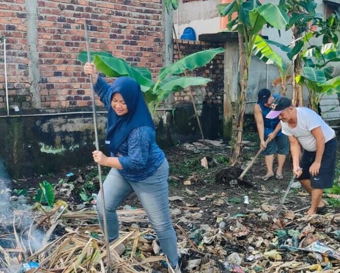 Bu Ketua RT 47 bersama warga RT 47 gelar Gotong Royong Bersihkan Lingkungan 6 IMG 20250518 WA0003 1
