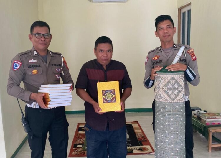 Satlantas Polres Sekadau Serahkan Al-Qur’an dan Karpet Sajadah di Surau Miftahul Huda 5 IMG 20250524 WA0008 1