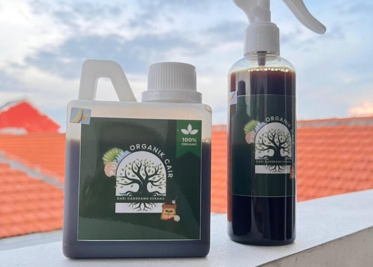 Mahasiswa Teknik Kimia Universitas Pembangunan Nasional "Veteran" Jawa Timur Mengubah Limbah Cangkang Kerang Menjadi Pupuk Organik Cair (POC) di Desa Segoro Tambak:Ramah Lingkungan dan Solusi inovatif untuk lingkungan 1 IMG 20250527 WA0036 1