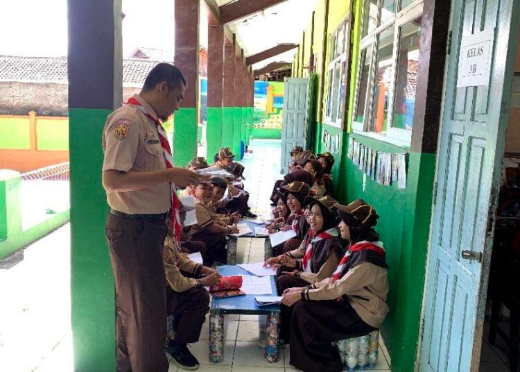 Siswa-Siswi SDN 1 Pakemitan Sulap Barang Bekas Jadi Meja dan Kursi 1 IMG 1644