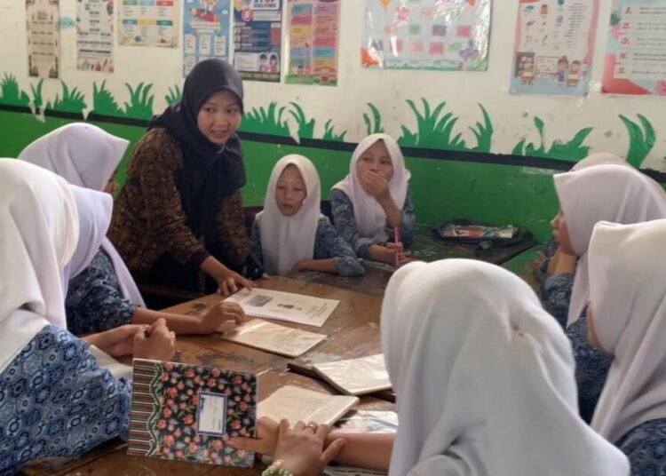 Dilatasi Jadi Lebih Mudah: Inovasi Pembelajaran Lewat Komik LKPD oleh Mahasiswa UIN Raden Fatah Palembang di MTs Aisyiyah 1 IMG 20250508 134346