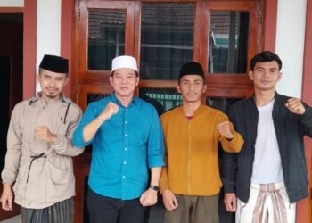 Ketua Departemen Penelitian dan Pemberdayaan Masjid PP FKRML, Sipaudin (kanan tengah), bersama Ketua Umum PP FKRML, Hasan Komarudin (kiri), bersilaturahmi dengan Kepala Bidang Pendidikan Madrasah Kanwil Kemenag Banten, H. Humaedi Hakim, S.Pd.I., M.Si., di kediamannya.