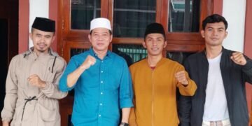 Ketua Departemen Penelitian dan Pemberdayaan Masjid PP FKRML, Sipaudin (kanan tengah), bersama Ketua Umum PP FKRML, Hasan Komarudin (kiri), bersilaturahmi dengan Kepala Bidang Pendidikan Madrasah Kanwil Kemenag Banten, H. Humaedi Hakim, S.Pd.I., M.Si., di kediamannya.