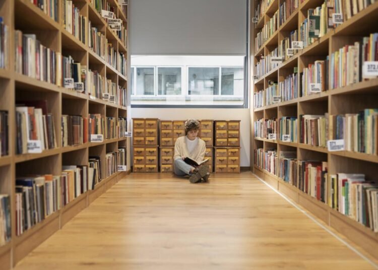 Ilustrasi mahasiswa sedang membaca buku di perpustakaan (Sumber: Freepik)