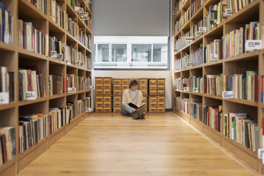Ilustrasi mahasiswa sedang membaca buku di perpustakaan (Sumber: Freepik)