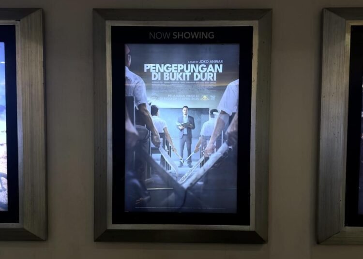 Poster Penayangan Film ‘Pengepungan di Bukit Duri’ di Bioskop Paragon Mall Semarang. (Foto oleh: Michelle Arletta,  24 April 2025)