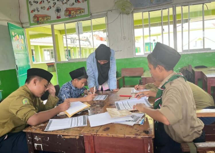 Meningkatkan Pemahaman Siswa tentang Statistika: Melalui Metode Pembelajaran Berbasis Proyek (LKPD) 1 aktivitas siswa dalam mengerjakan LKPD